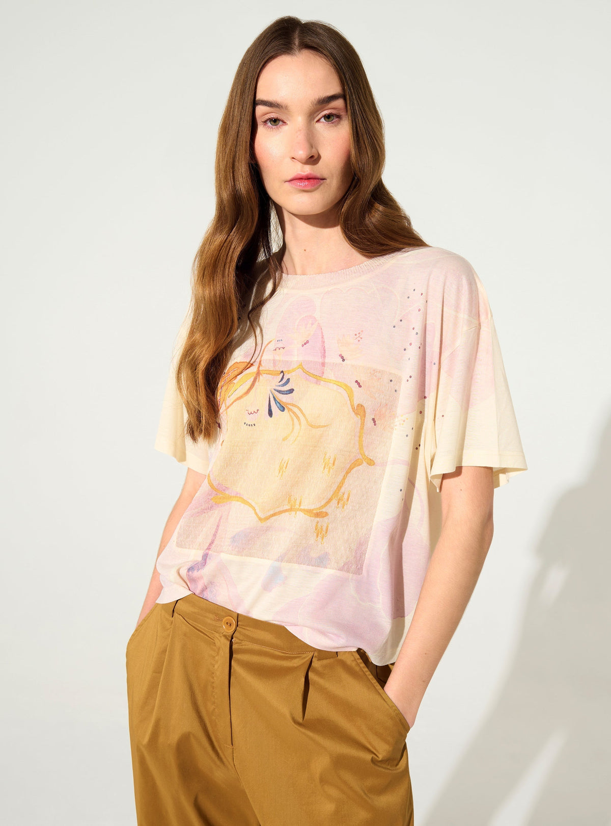 ゆったりとした白いプリーツTシャツ