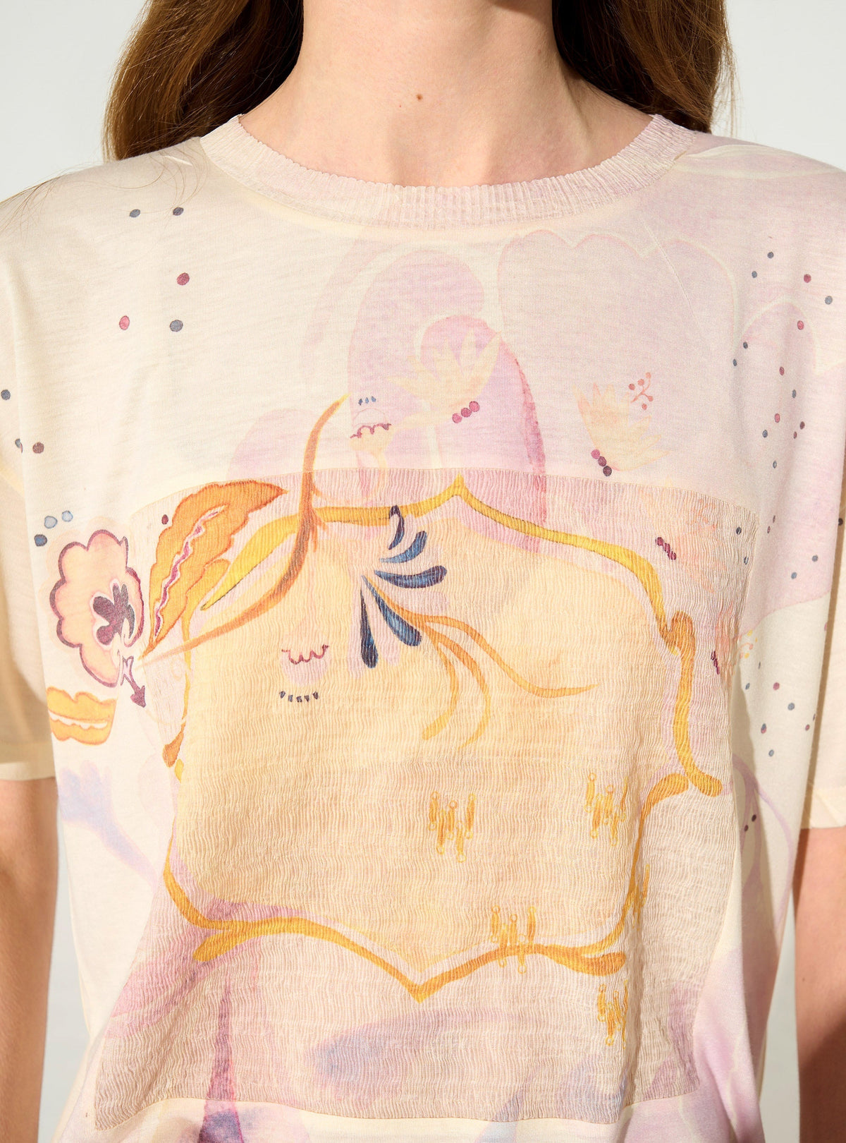 ゆったりとした白いプリーツTシャツ