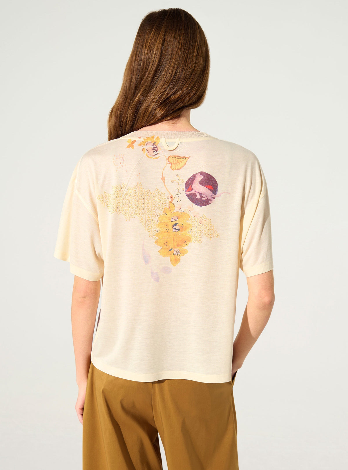 ゆったりとした白いプリーツTシャツ