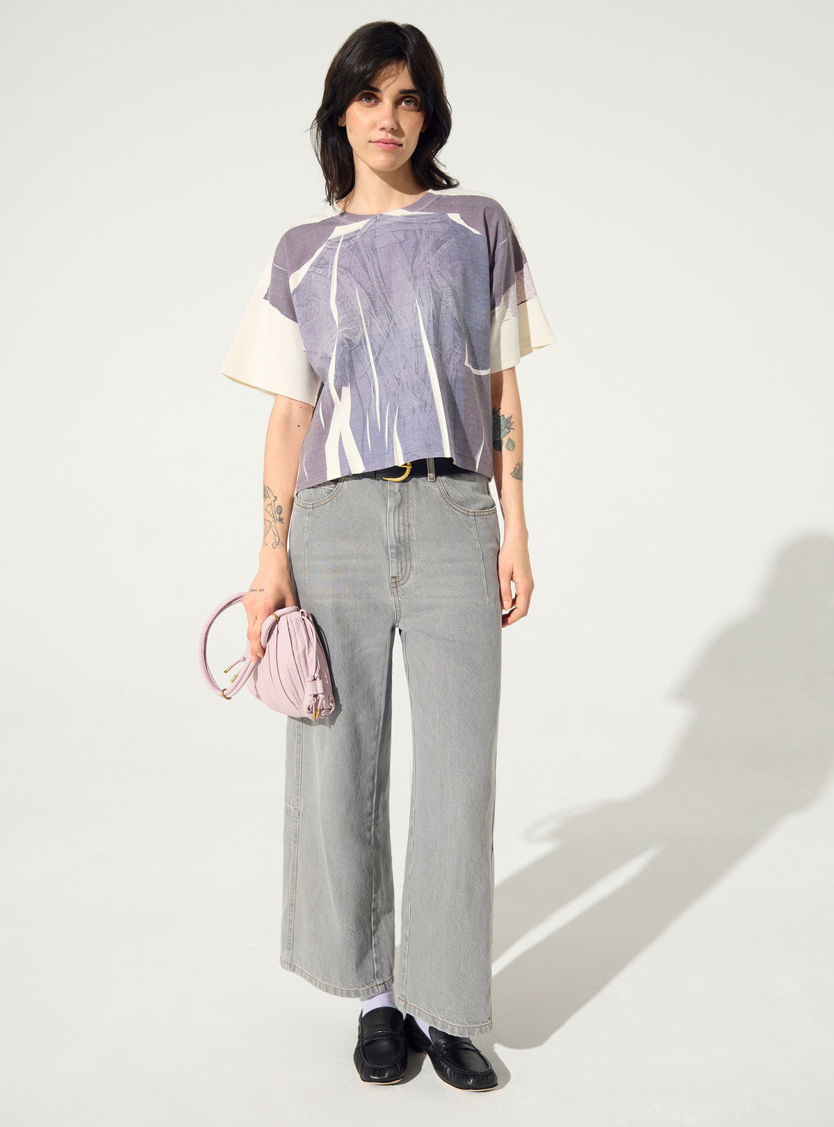 青い昇華が施されたフィット感のあるTシャツ