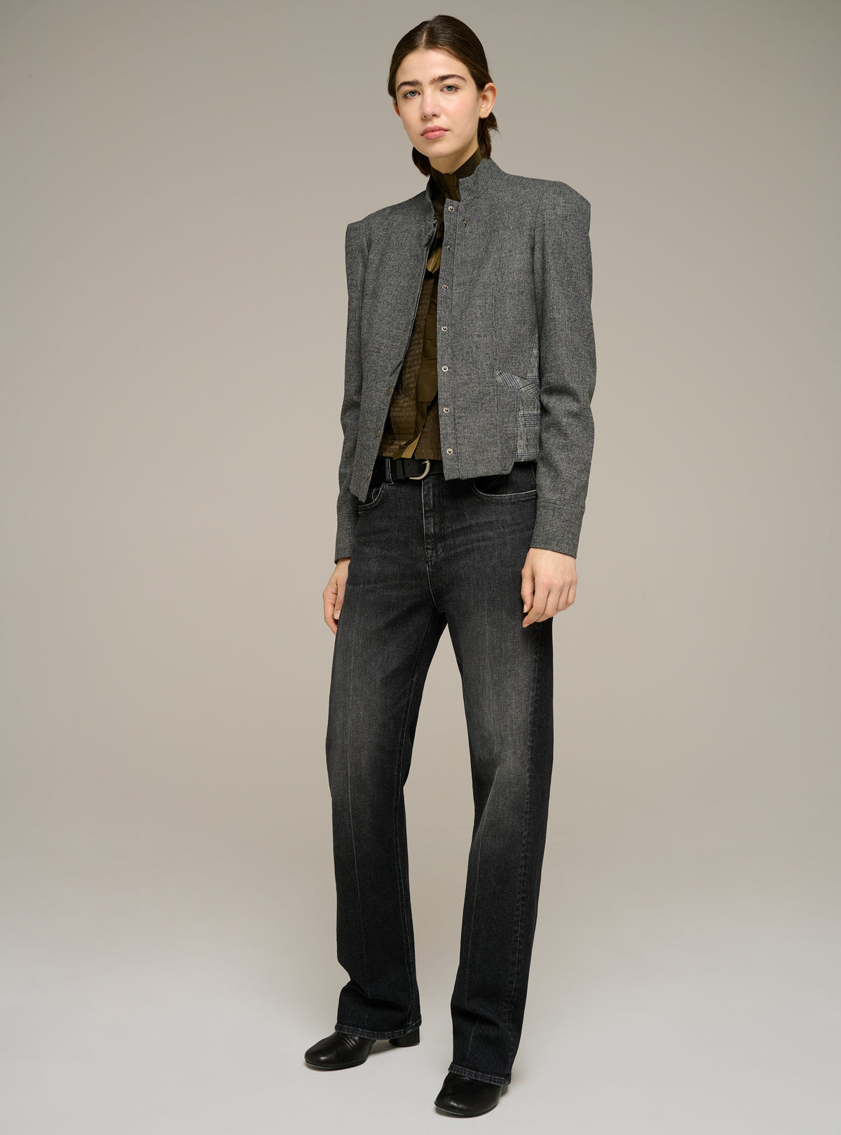 Fitted long-sleeve officer-collar jacket