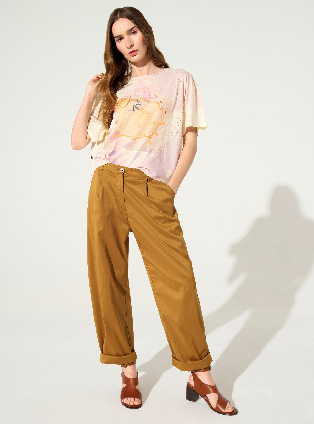 ゆったりとした白いプリーツTシャツ