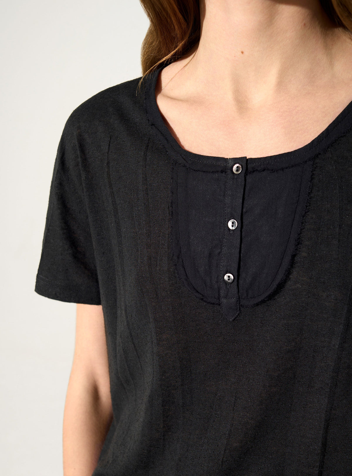 黒いTシャツ