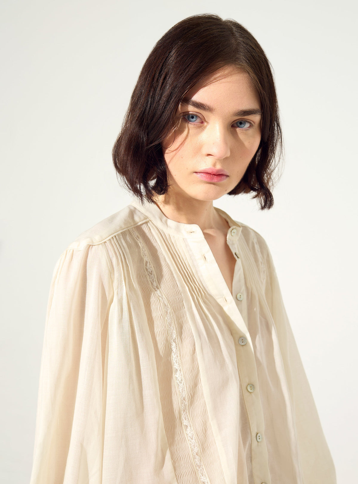Oversized pleated shirt and Calais-Caudry® lace
