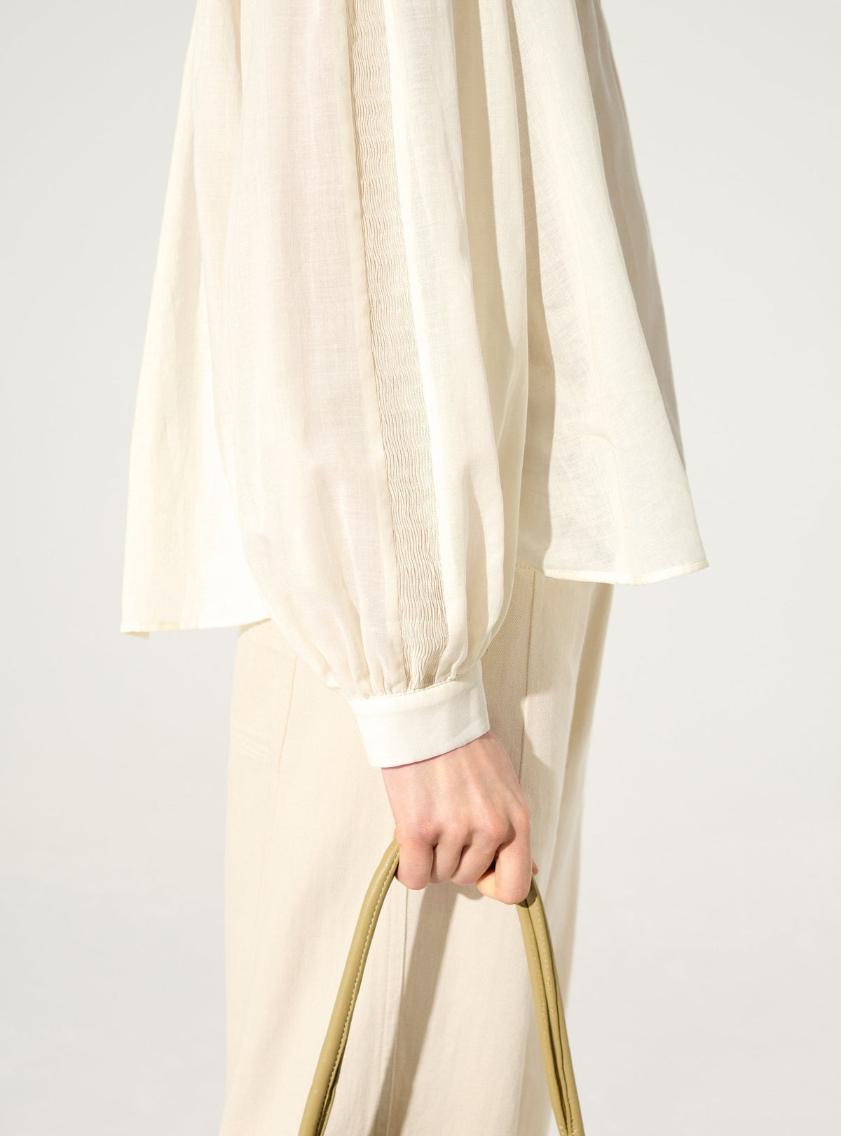 Oversized pleated shirt and Calais-Caudry® lace
