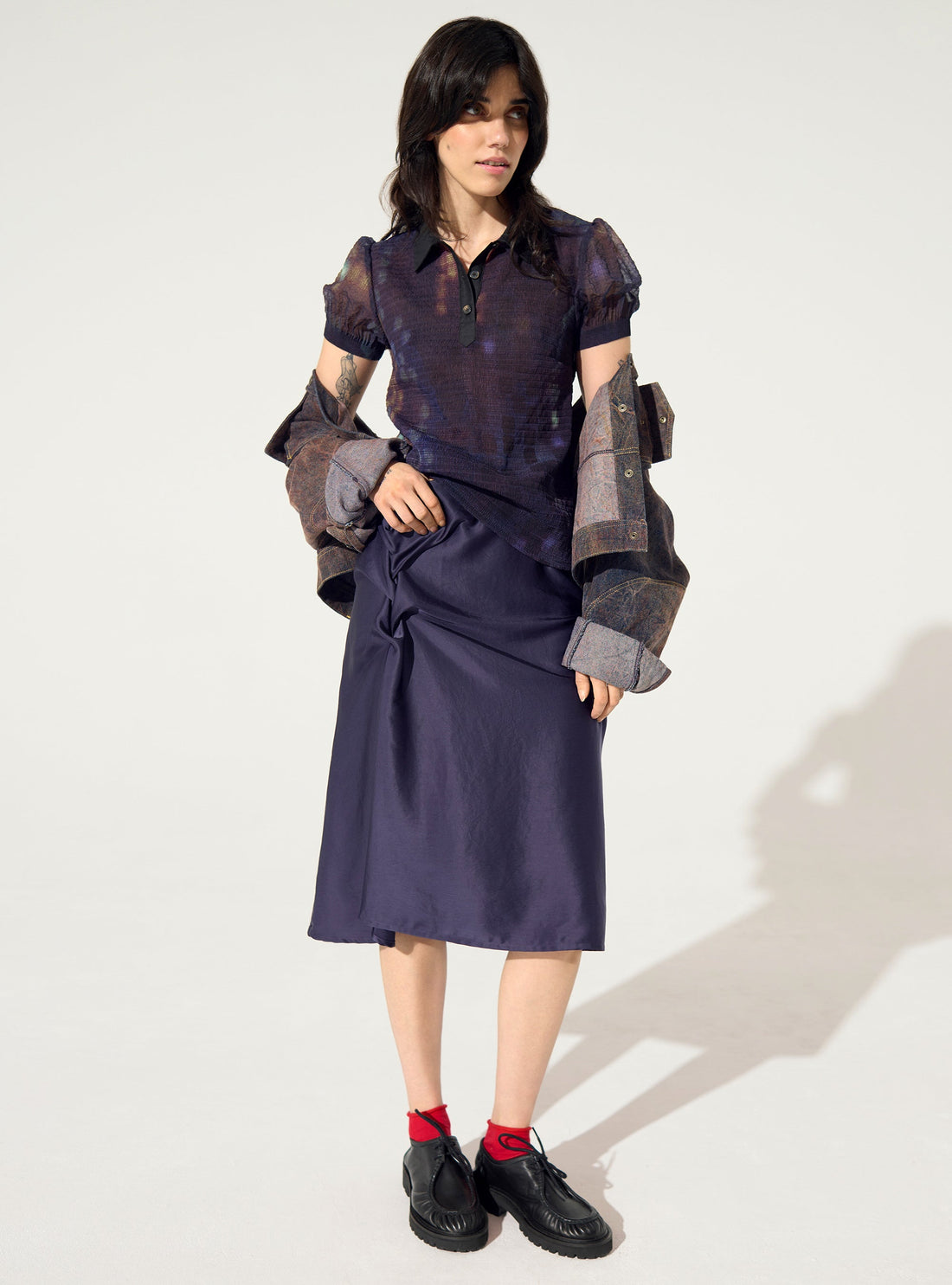 Fitted pleated polo shirt with purple house print