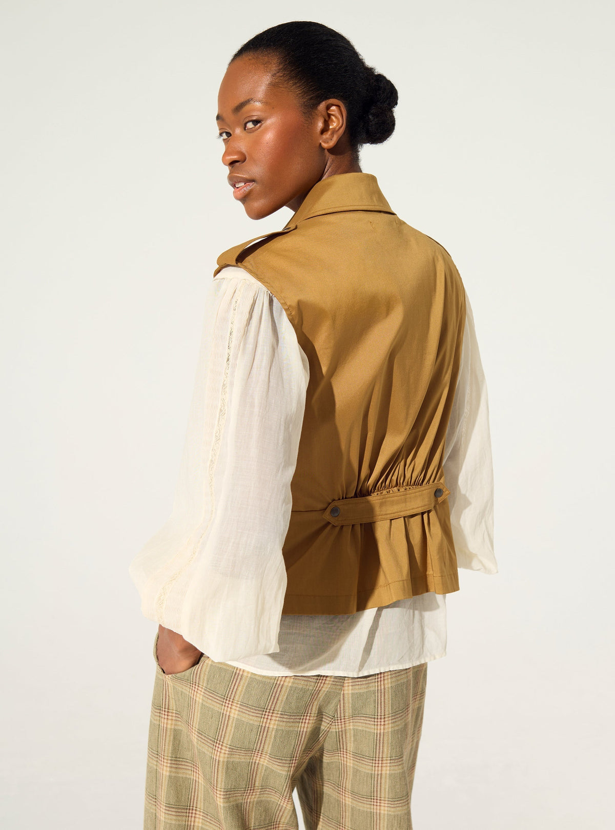 ブラウン cotton pleated fitted shirt