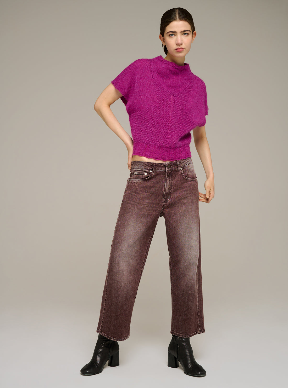 Fitted short-sleeve crewneck sweater