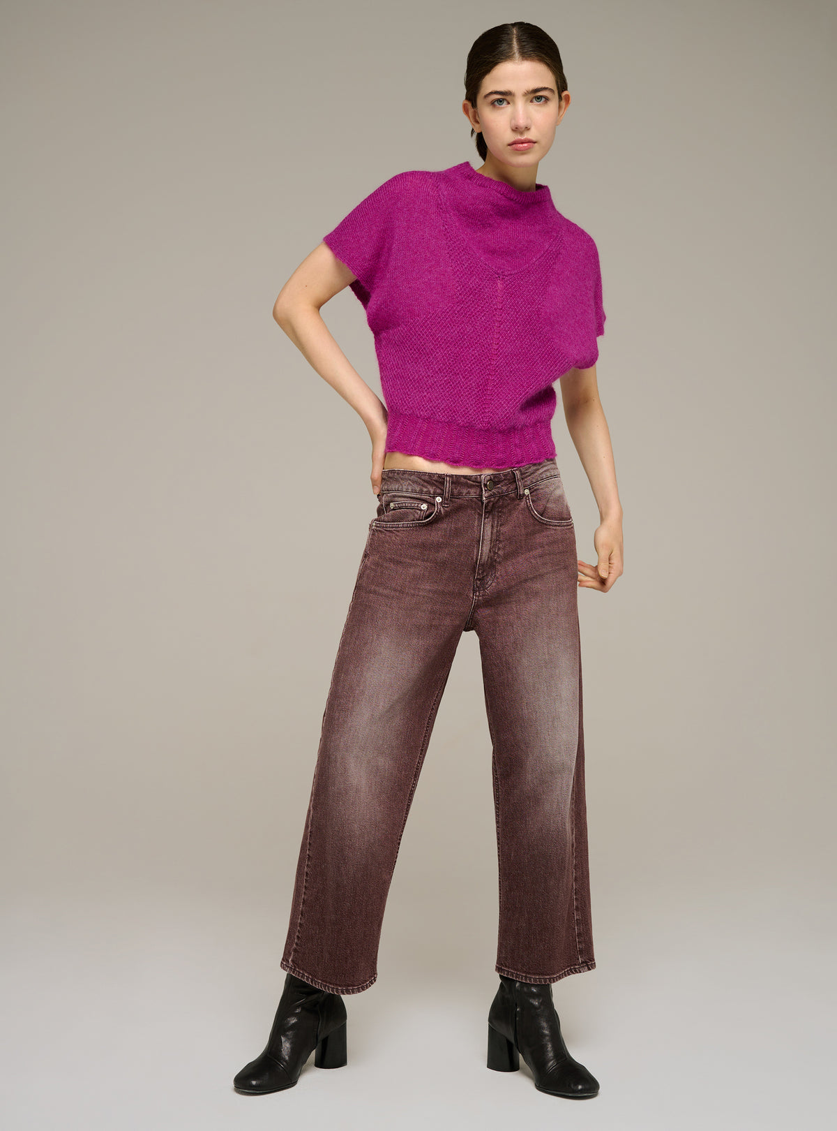 Fitted short-sleeve crewneck sweater