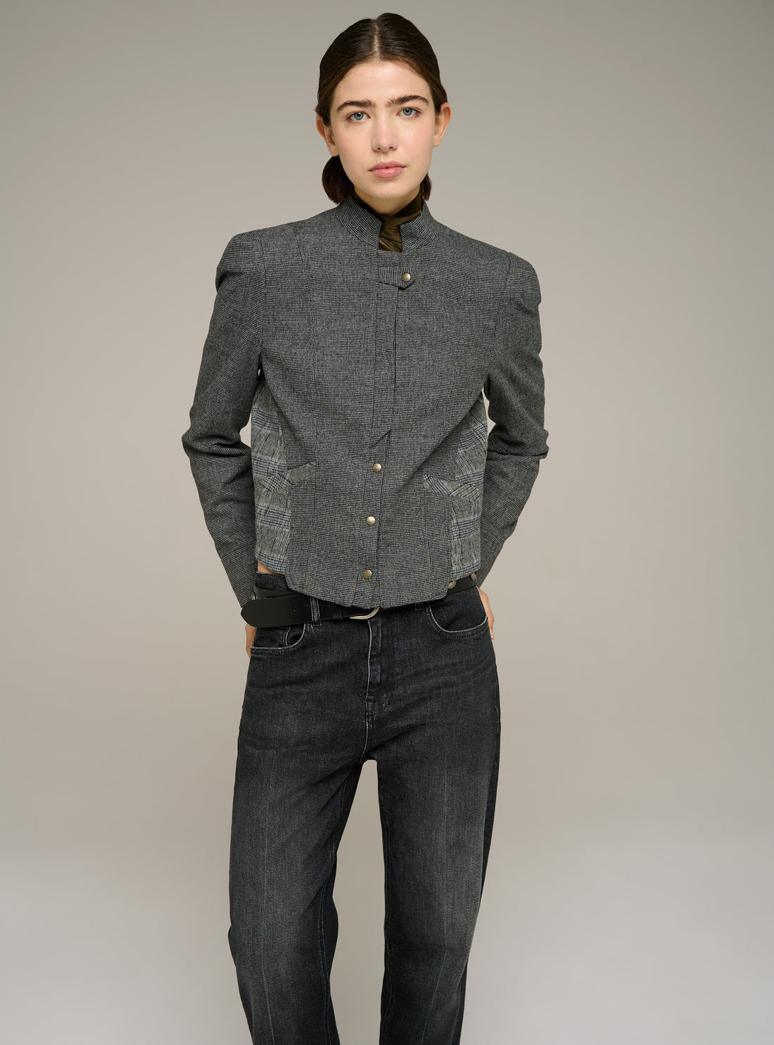 Fitted long-sleeve officer-collar jacket